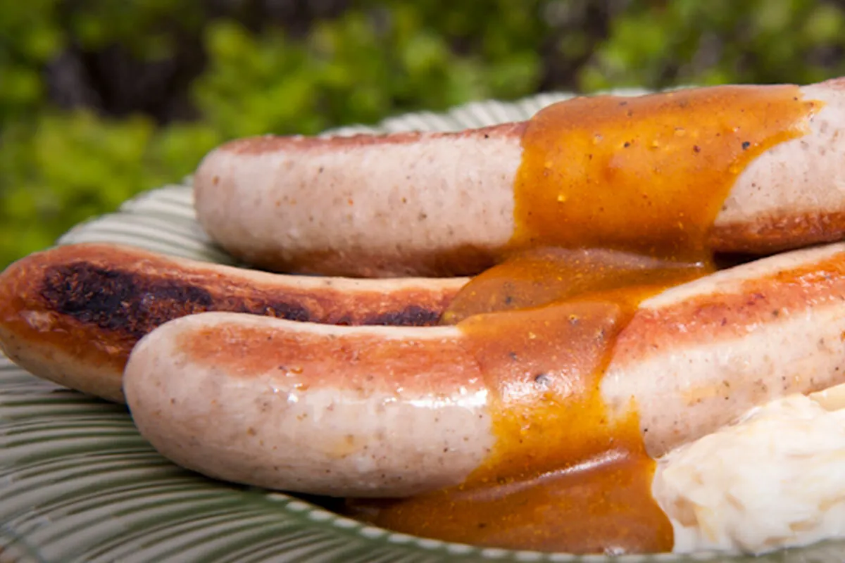 Bratwurst med gräddig surkålsstuvning och currysås