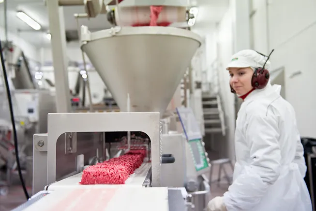 Jauhelihaa tekemässä