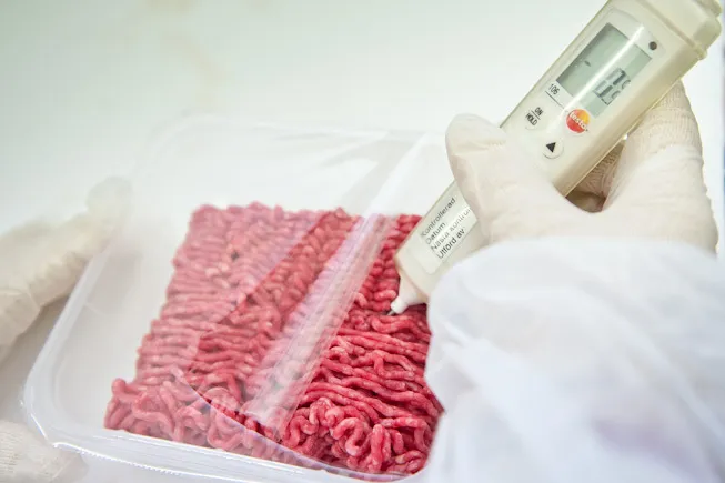 Jauhelihaa tekemässä