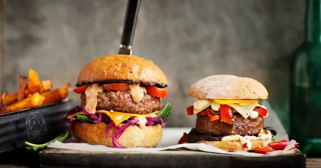 Hampurilaiset Kesäruokaa: Hampurilaiset