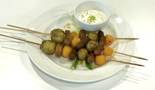 Hasselbackan perunat ja kolmen makkaran varras All Natural Makkara Hodari Hot Dog Nyhtöhodari Vartaat