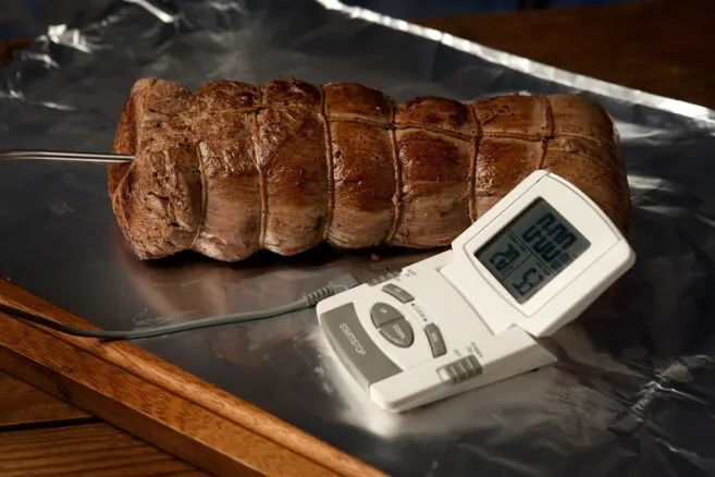 Naudan sisäfile kääritään folioon ja paistomittari työnnetään lihan paksumpaan päähän