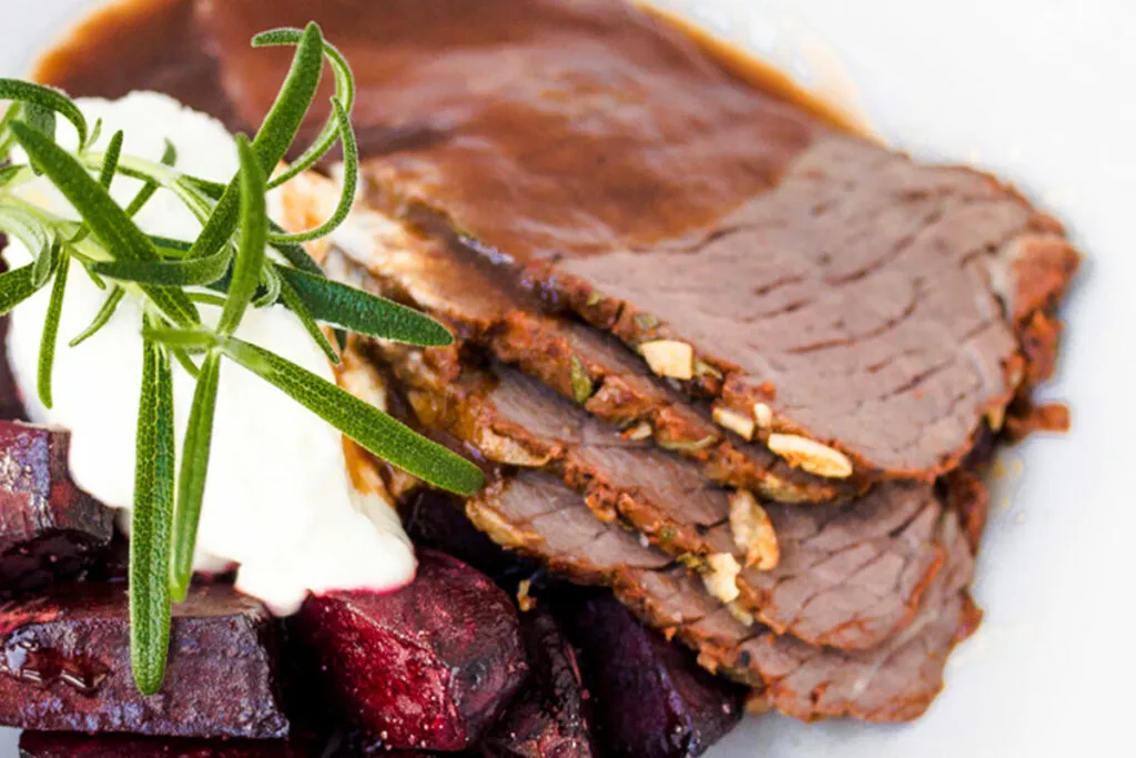 Paahtopaisti, paahdettuja punajuuria ja vuohenjuustokreemiä