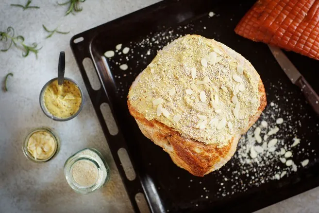 Moni joulukinkku resepti sisältää myös kuorrutuksen.