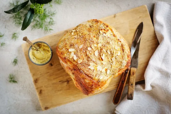 Jokaisella perheellä lienee se oma hyväksi havaittu joulukinkkuresepti.