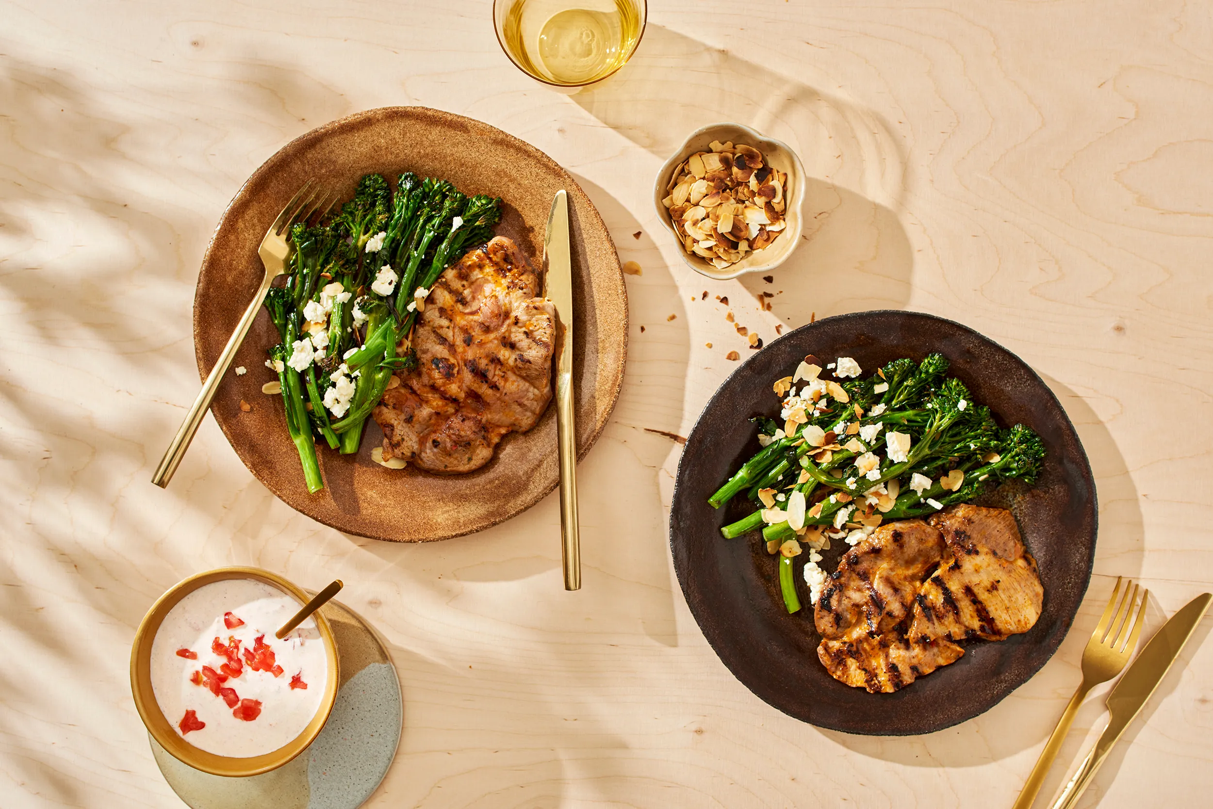 Marinerade kasslerbiffar med rostad broccolini och grym gräddfilssås