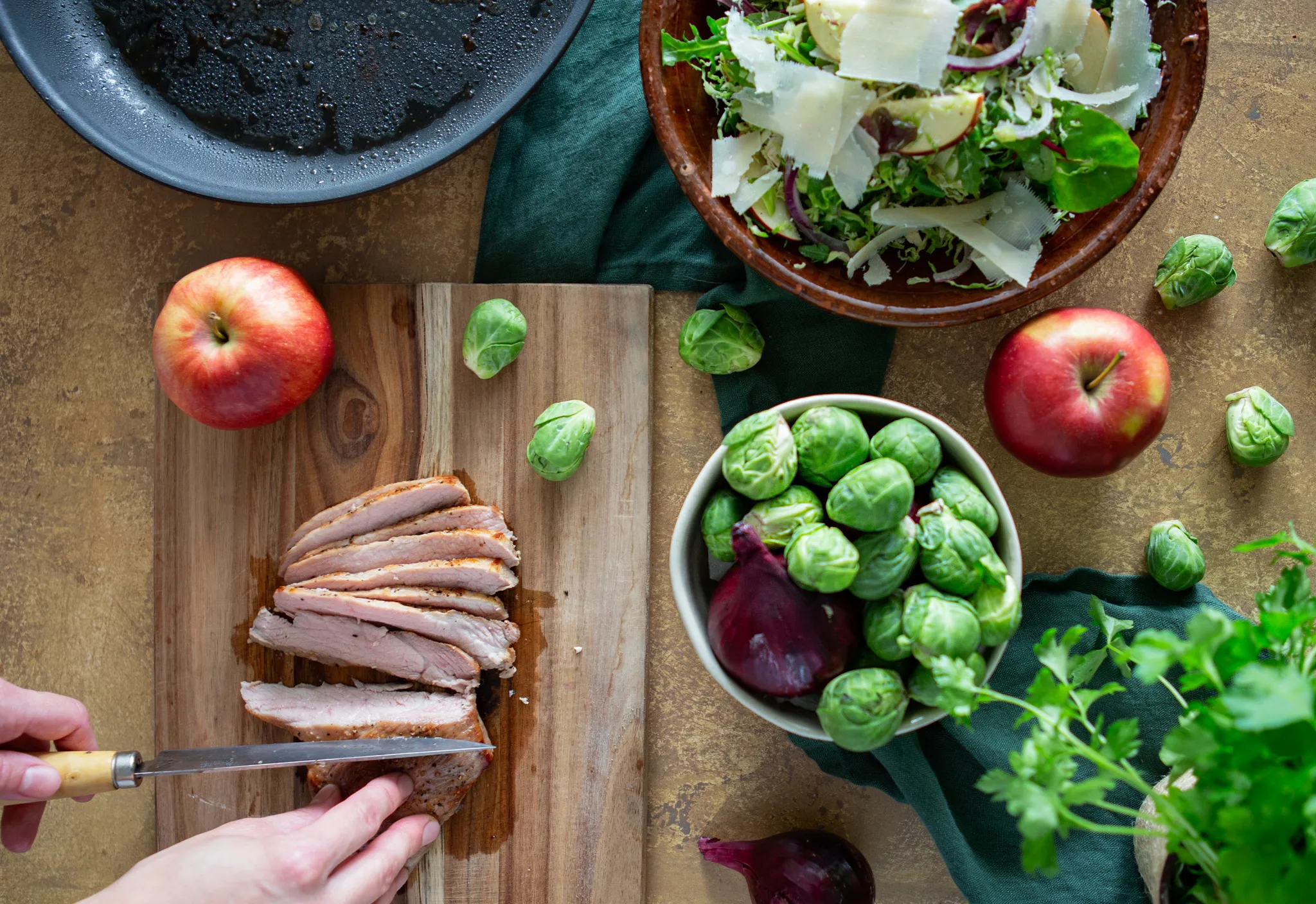 Pluma av lantgris med brysselkålsallad