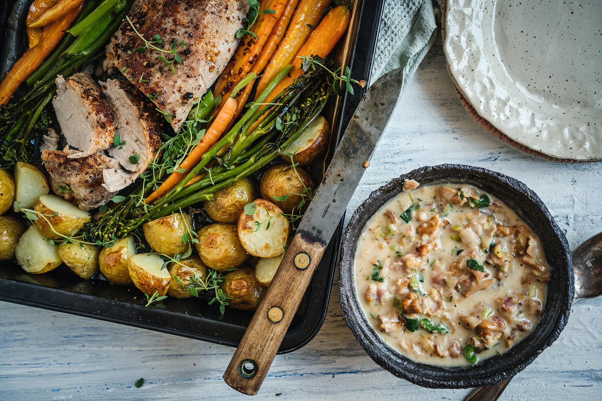 Gris- och grönsaksplåt med läcker sås av bacon och kantareller