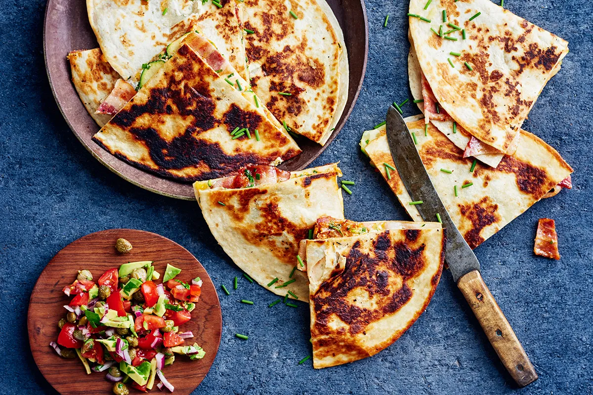 Quesadillat pekonitäytteellä