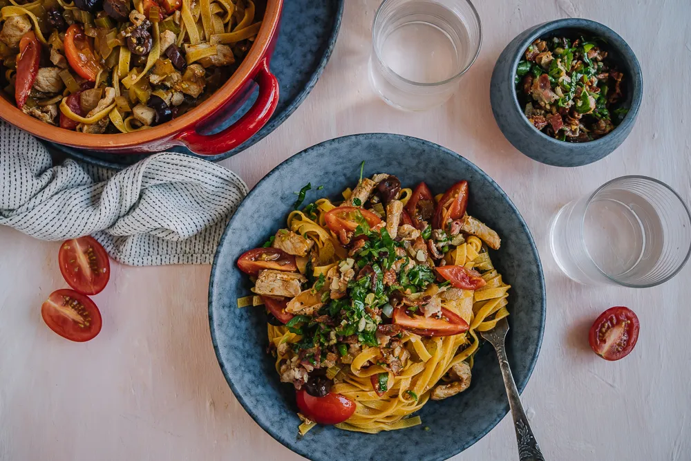 Lantgrispasta med tomat och bacon-gremolata