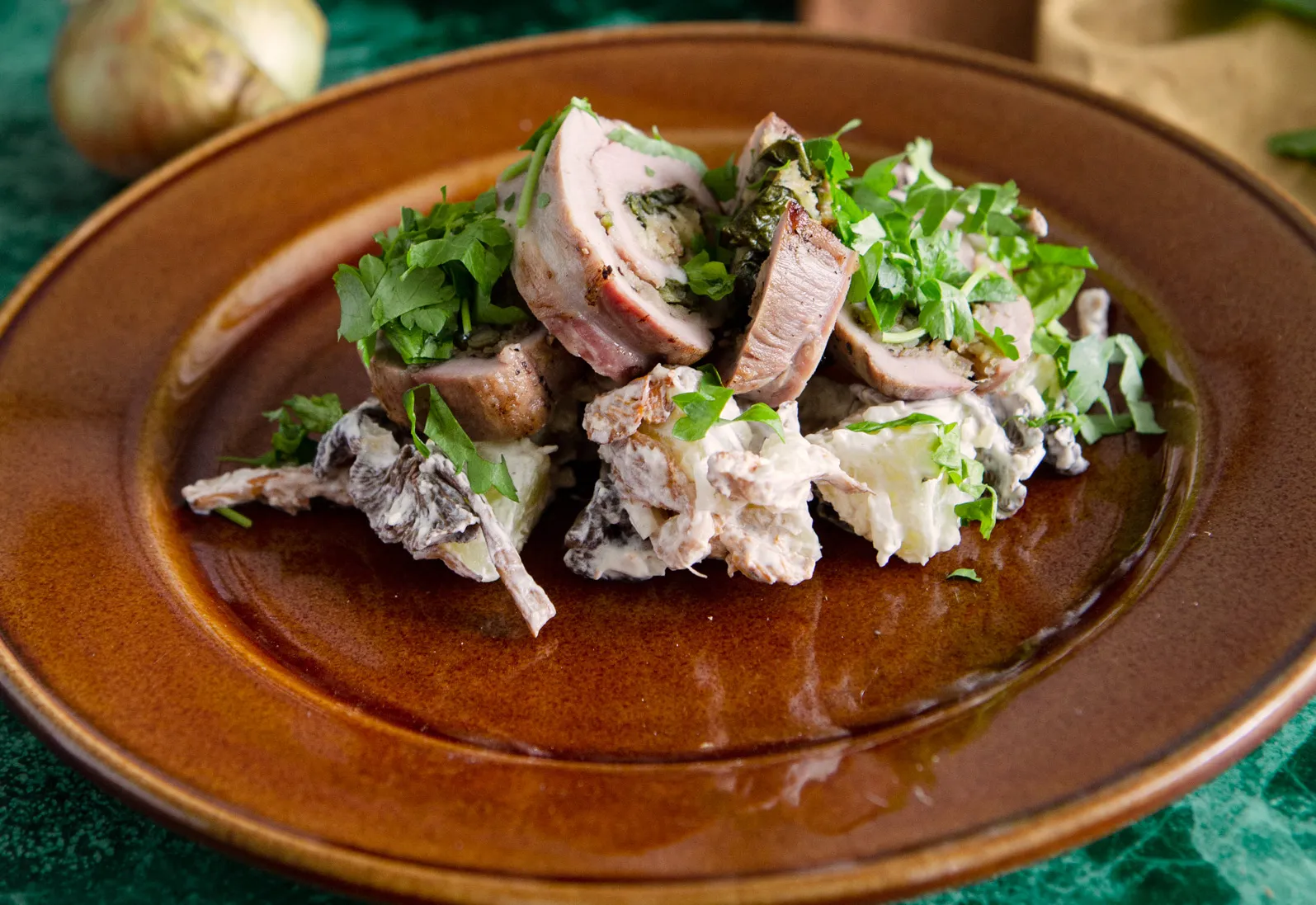 Flank steak av lantgris med sallad av potatis och skogens svampar