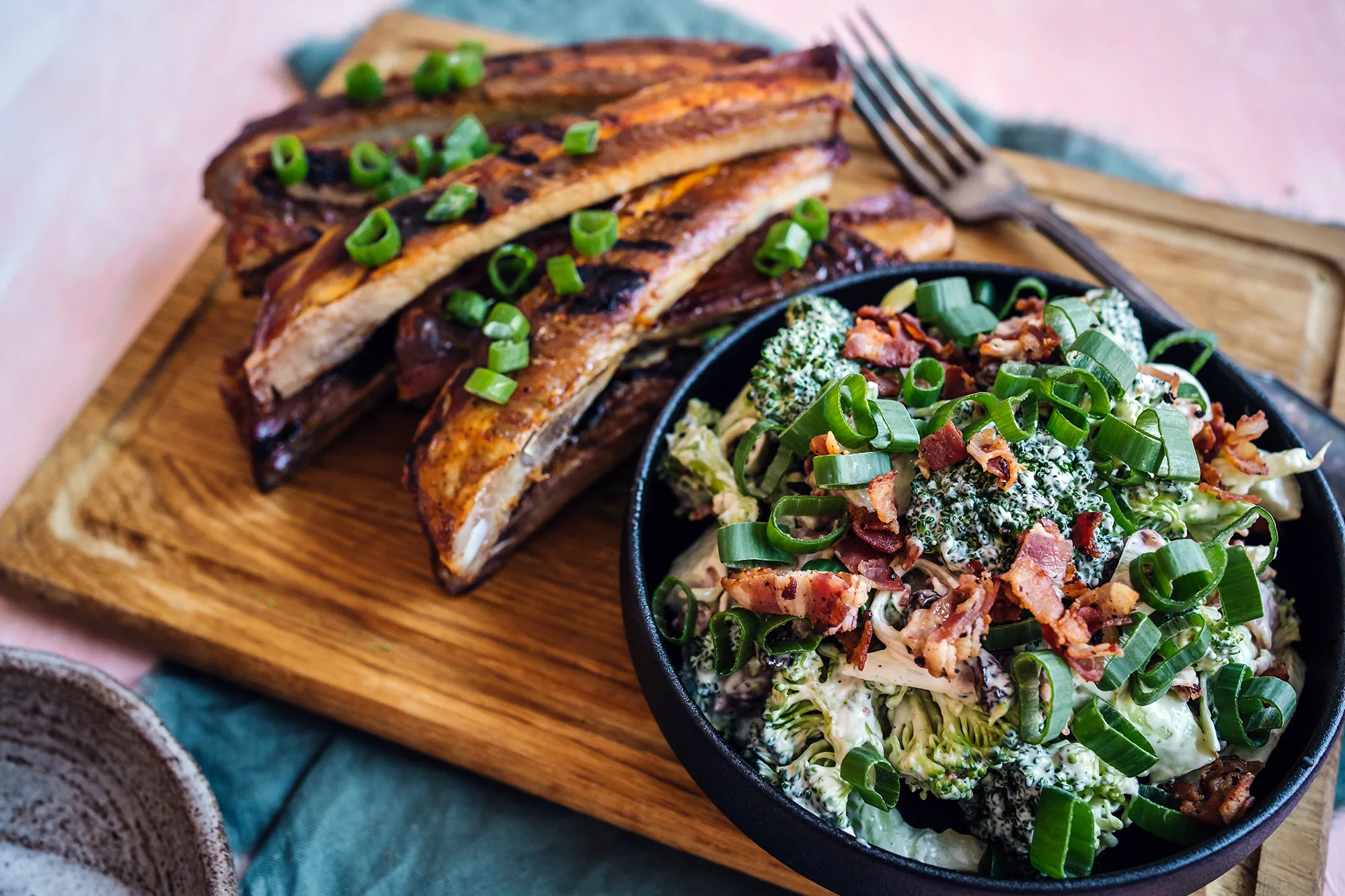 Grillade ribs med bacon-broccolisallad