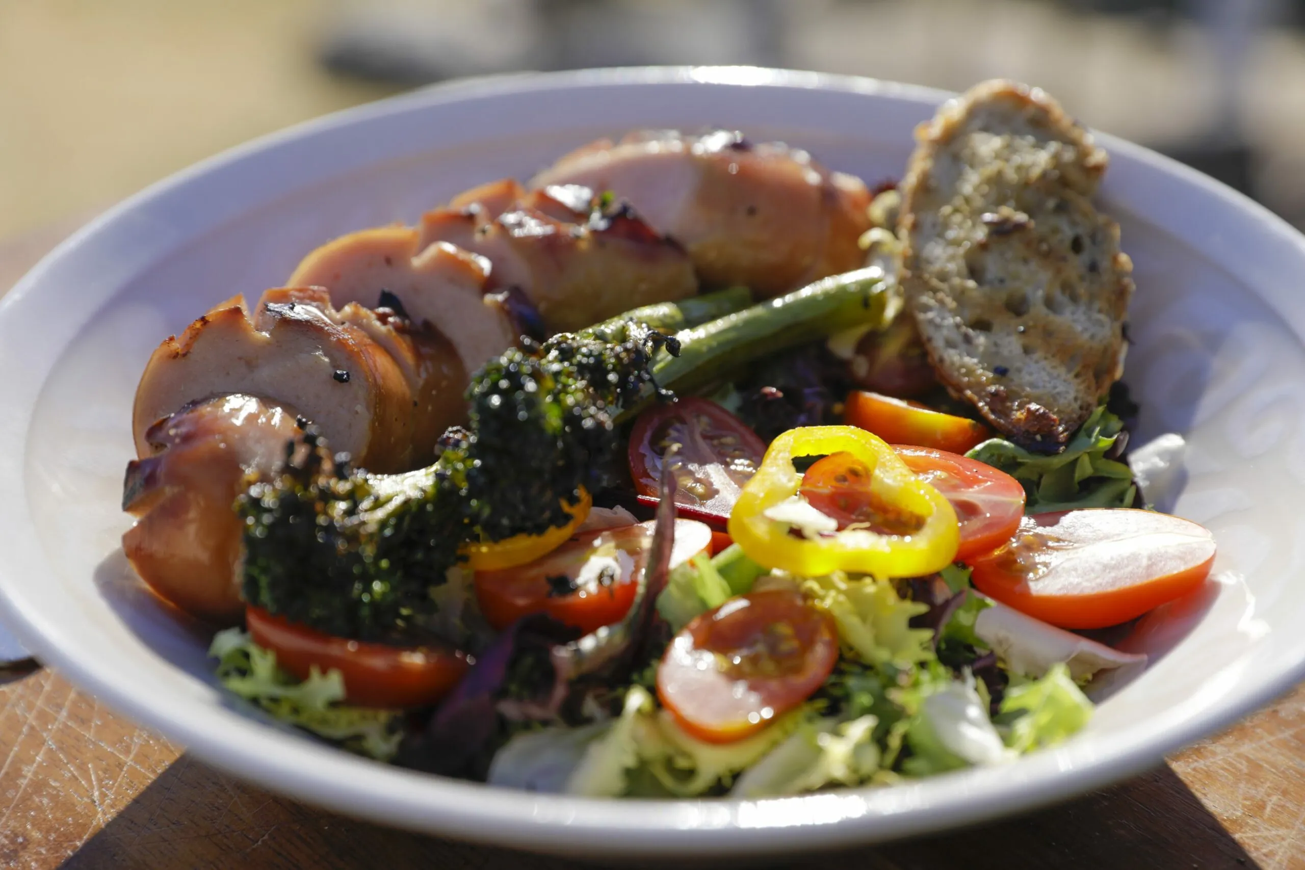 Sparrisbroccolisallad och krutonger på grillen