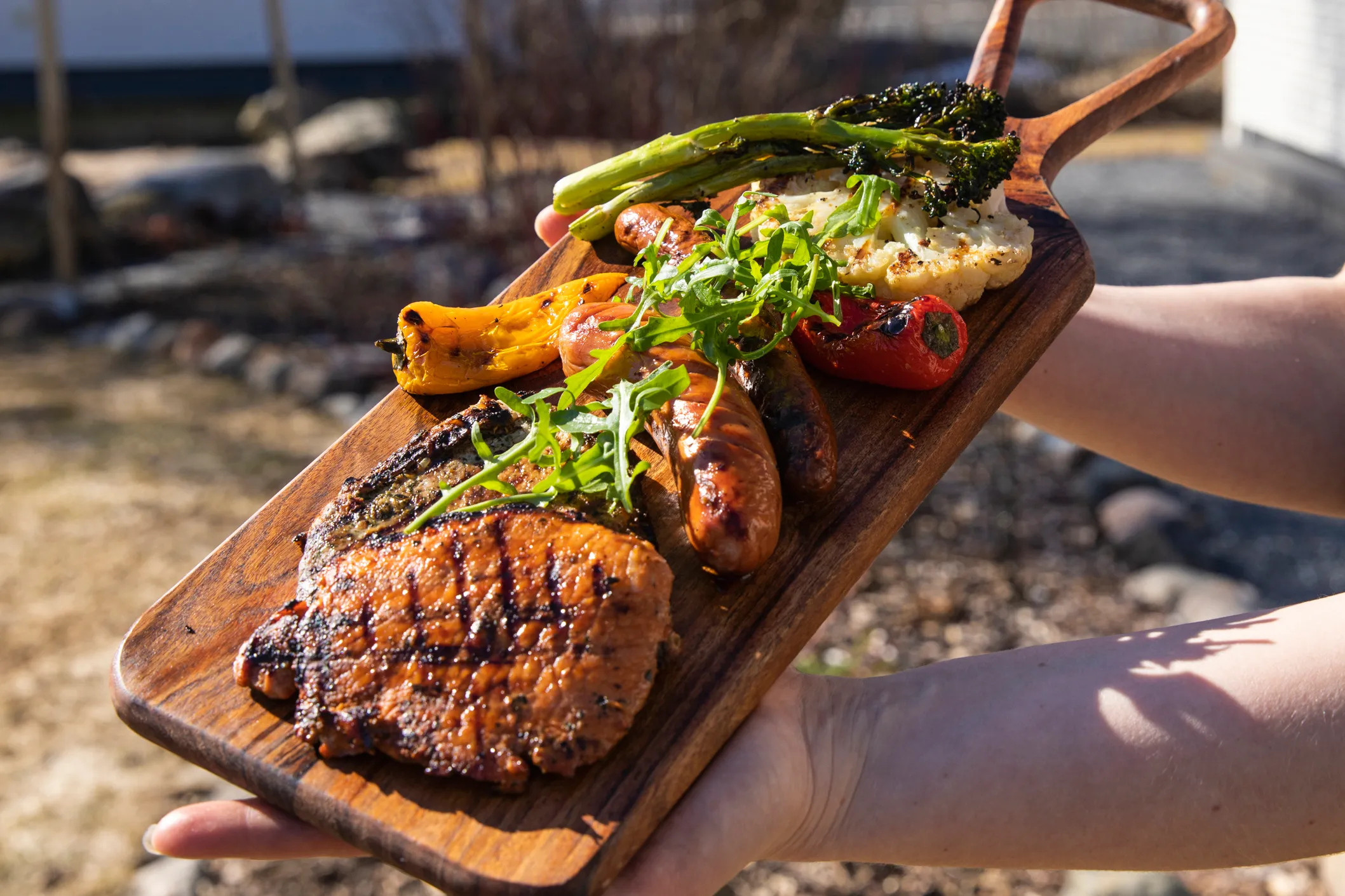 Blomkål och minipaprikor på grillen