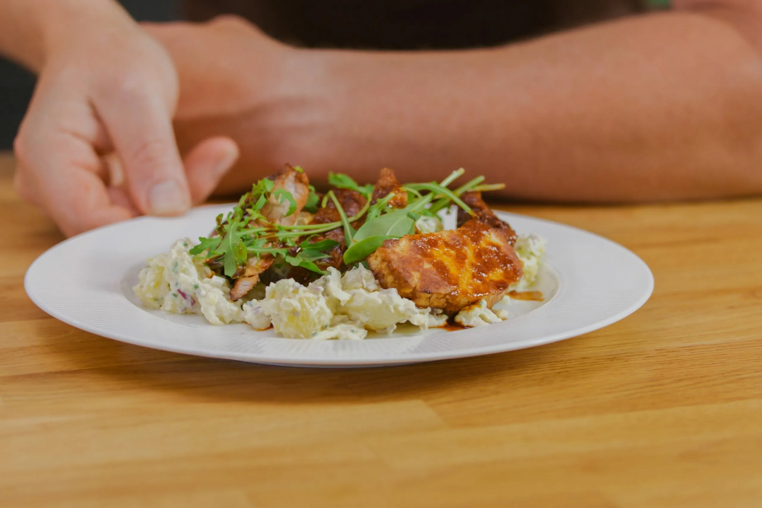 Fläskfilé med potatissallad, halloumi och Micke Björklunds glaze