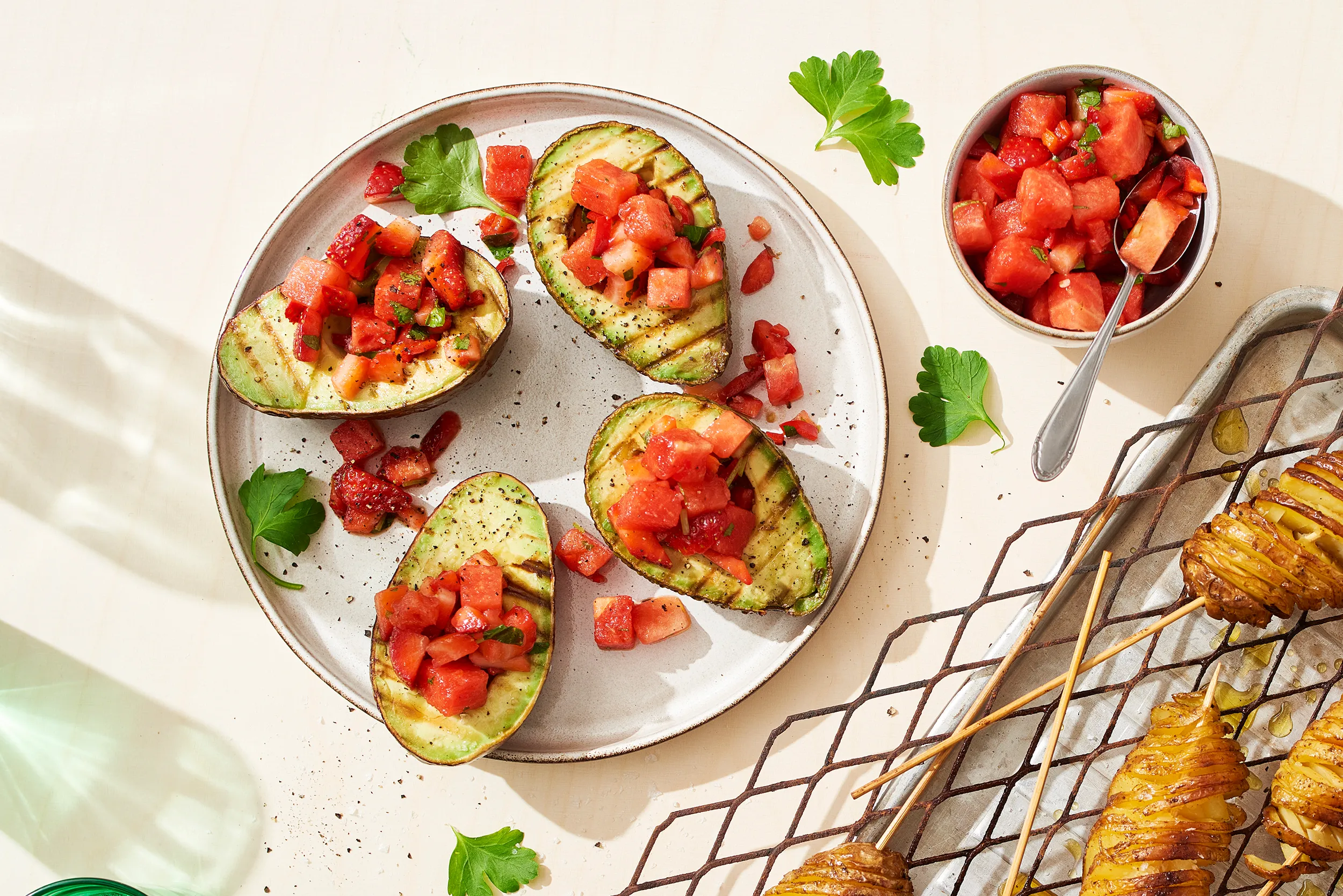 Grillad avocado med salsa gjord på jordgubbar, vattenmelon och chili