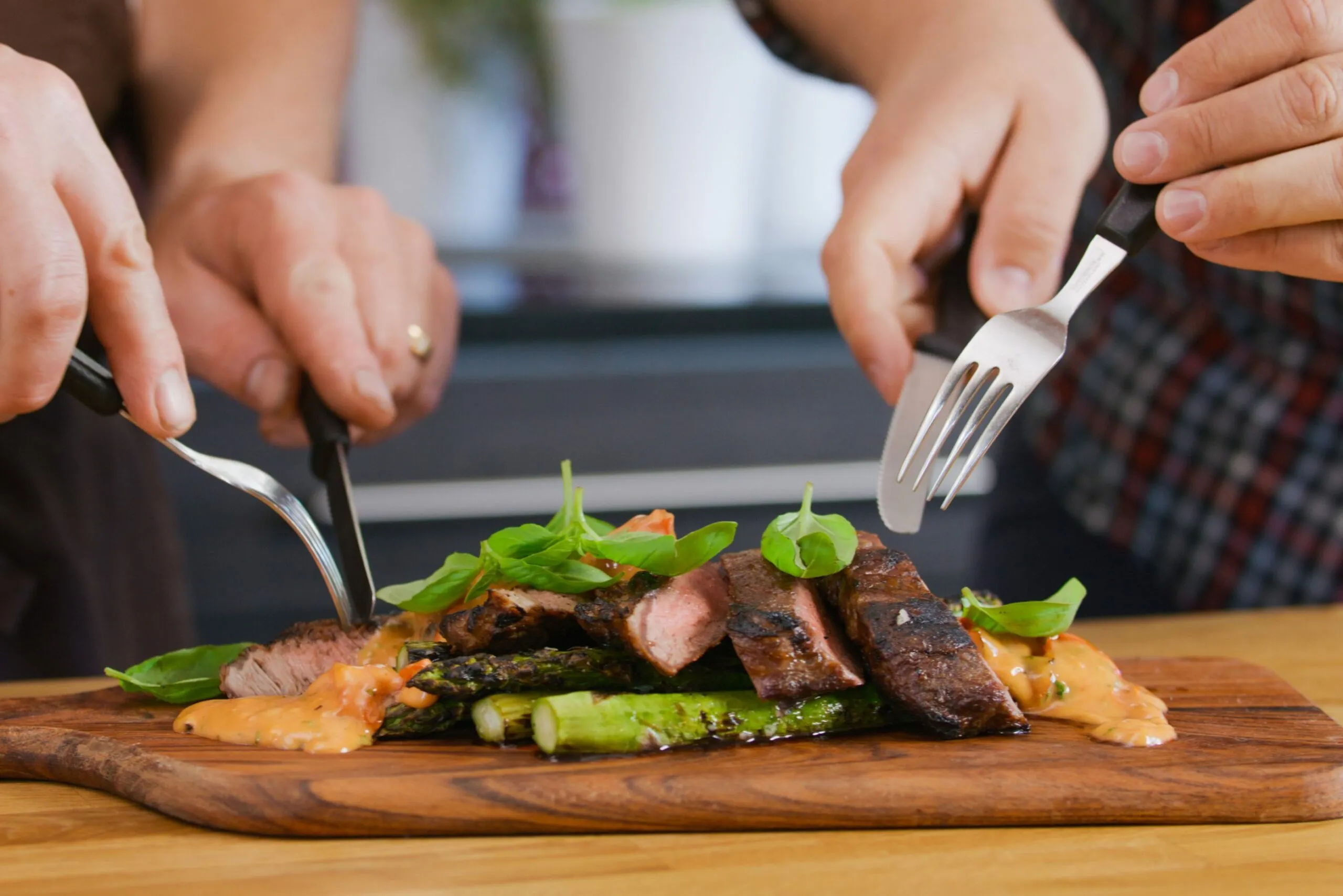 Micke Björklunds kolgrillade entrecoté med tomataioli och sparris