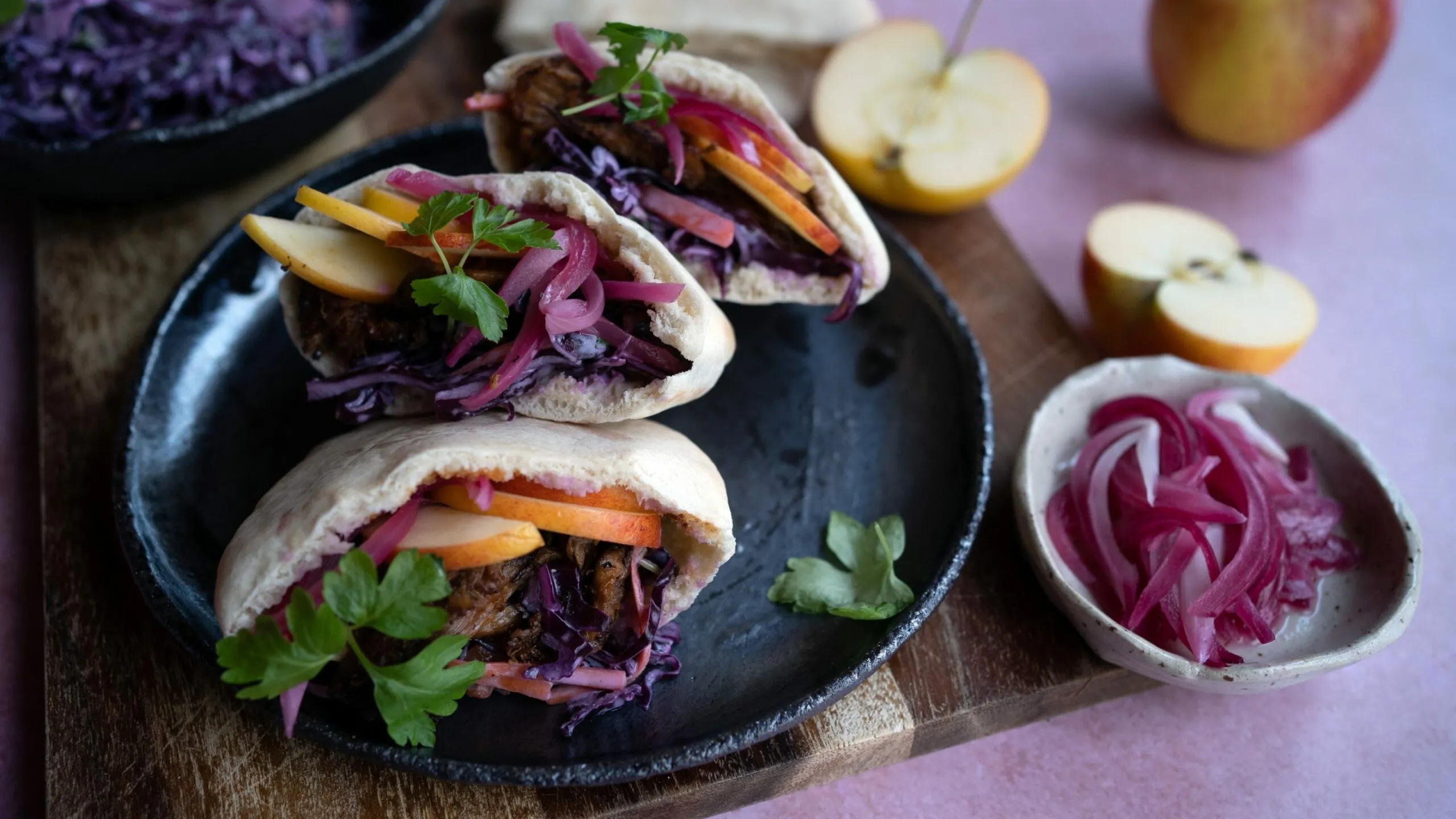 Pulled pork pitaleivät ja punakaali-pekoni-coleslaw