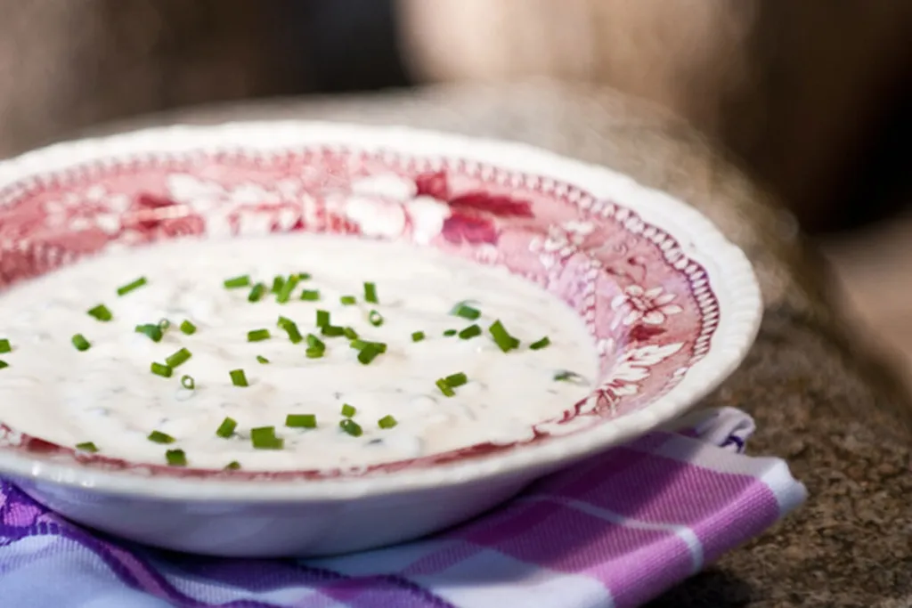 Gräslöks-yoghurtsås åt kött och sallad