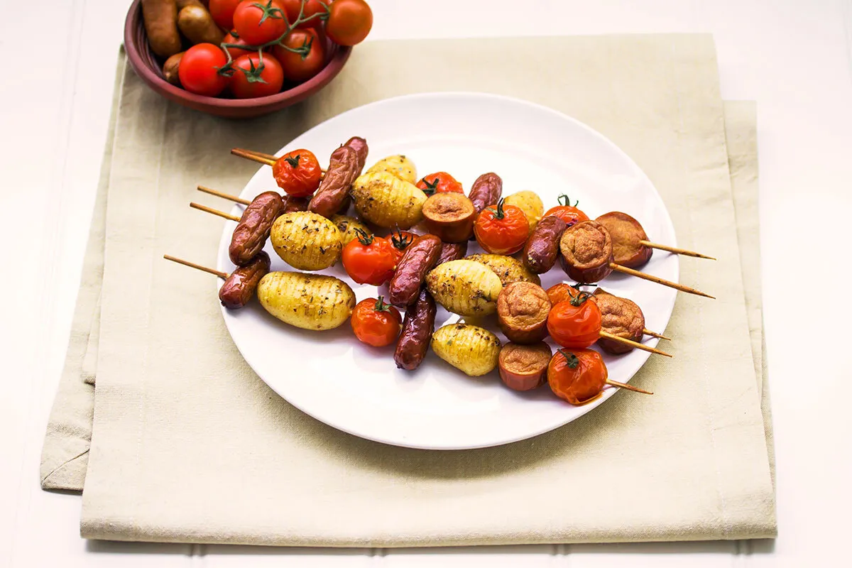 Spett med mini-hasselbackpotatis och tre sorters korv