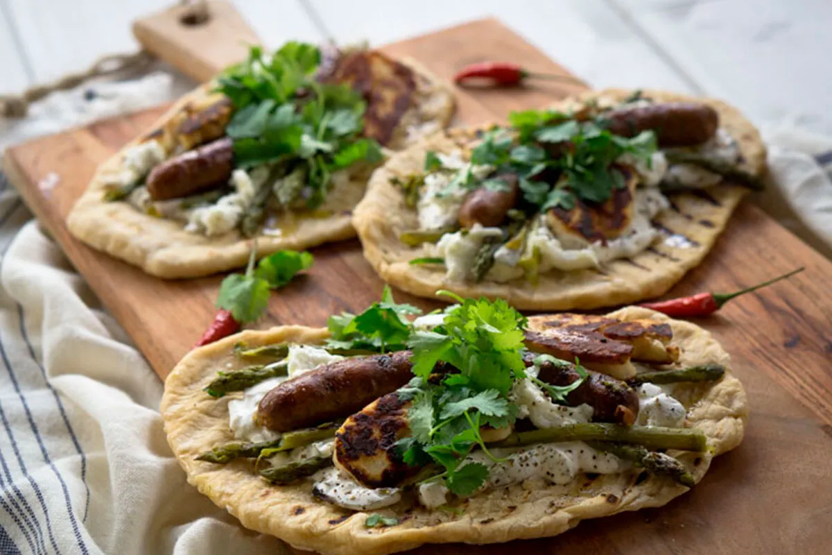 Grillat flatbread med chorizokorv, halloumi och sparris