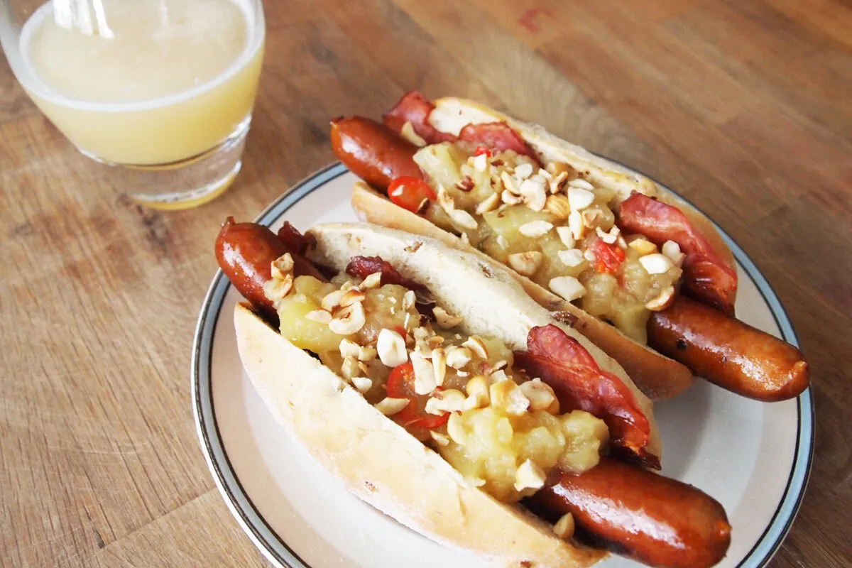 Hotdogs med äpple, bacon och hasselnöt