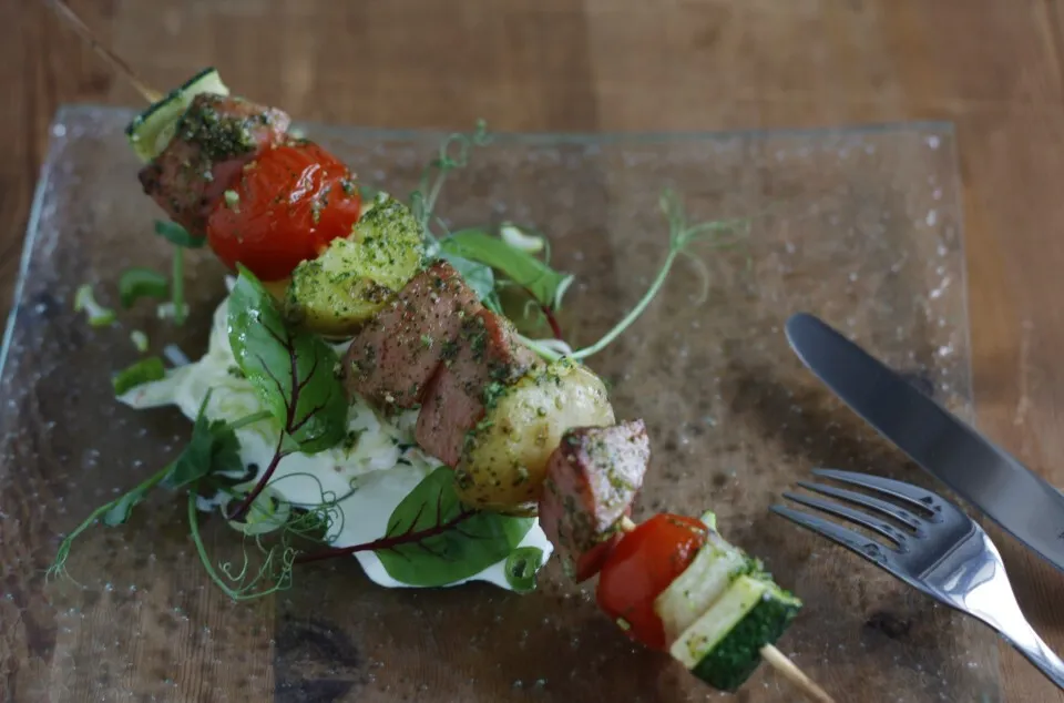 Riktigt spett med somrig sallad