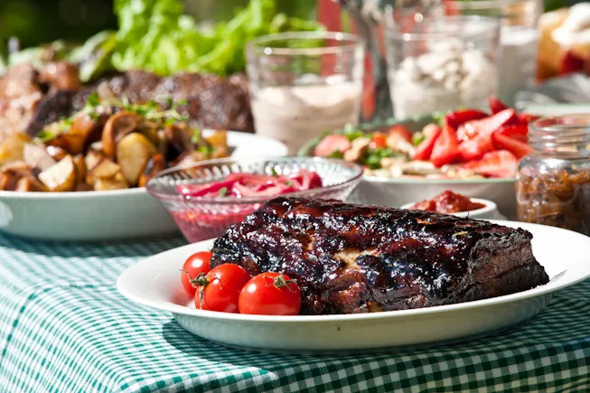 Rejäla ribs med somrig sallad