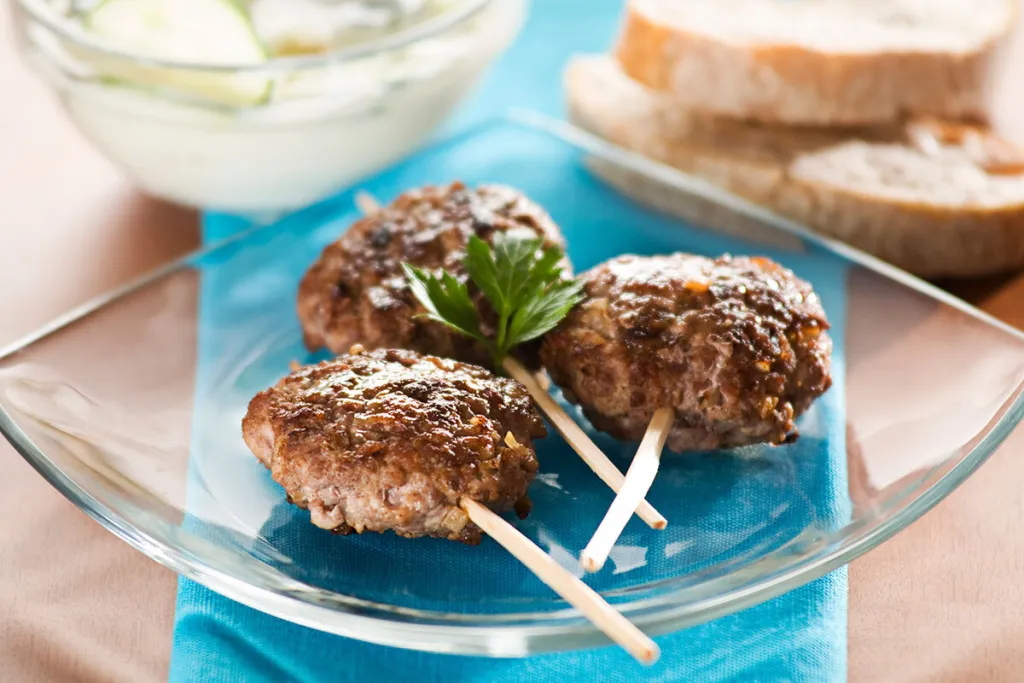 Fetaostfyllda köttbullar, klyftpotatis och tzatziki