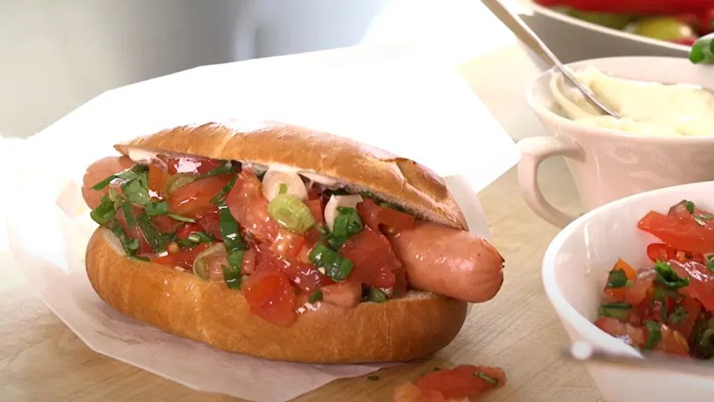 Street food hot dog med en enkel tomatsalsa