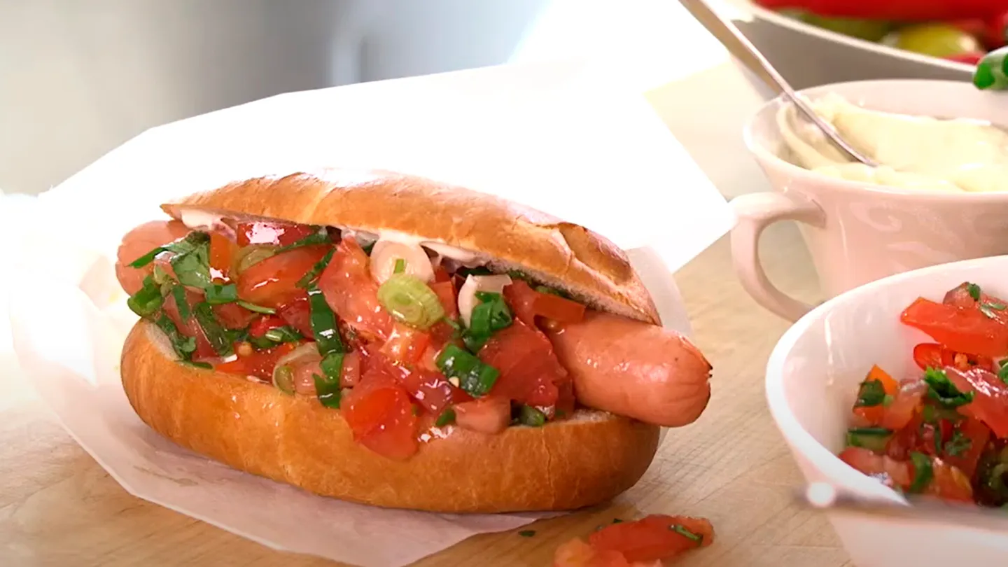 Street food hot dog med en enkel tomatsalsa