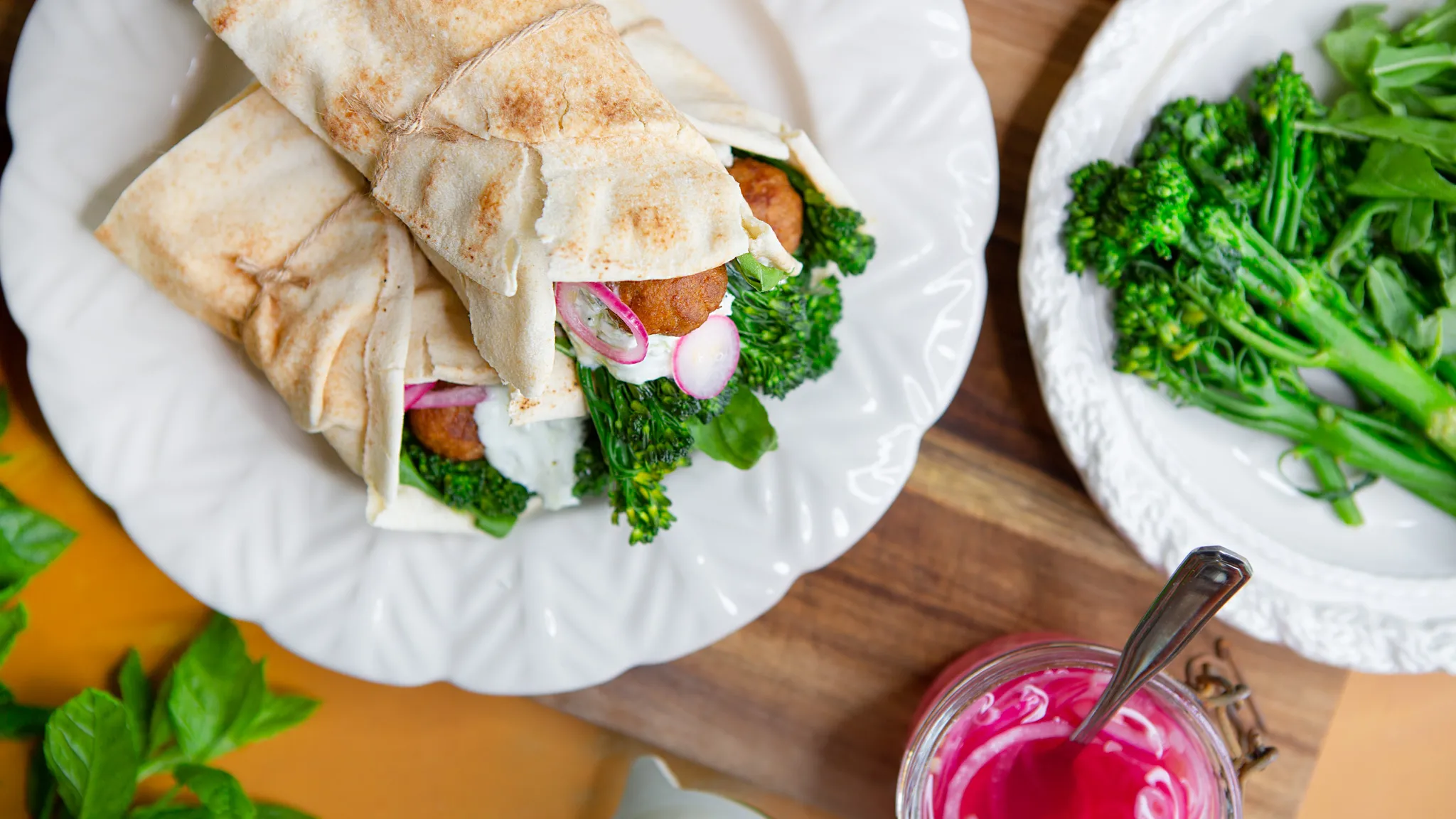 Köttbullegyros med broccolini och snabbpicklad rödlök