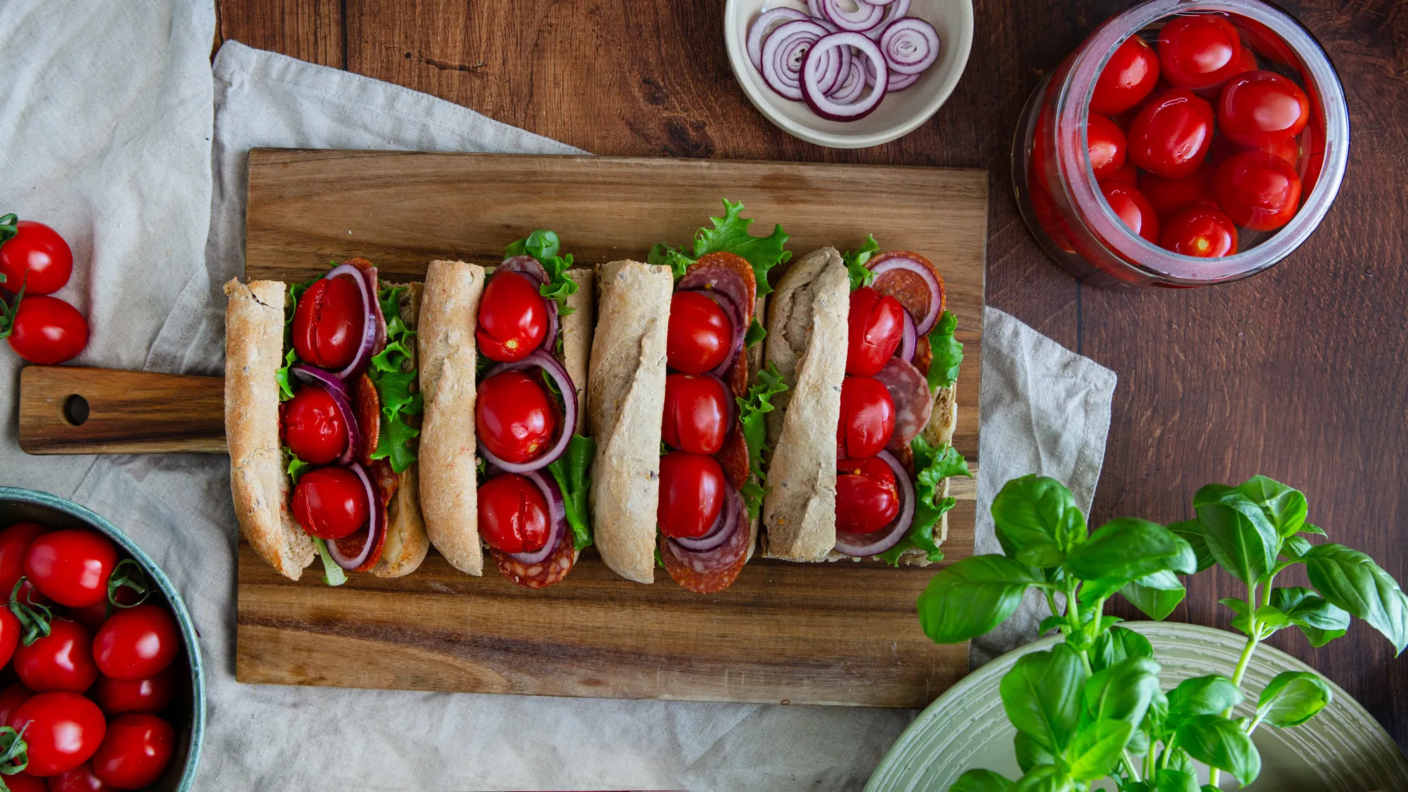 Subileipä salamilla ja pikkelöidyillä kirsikkatomaateilla