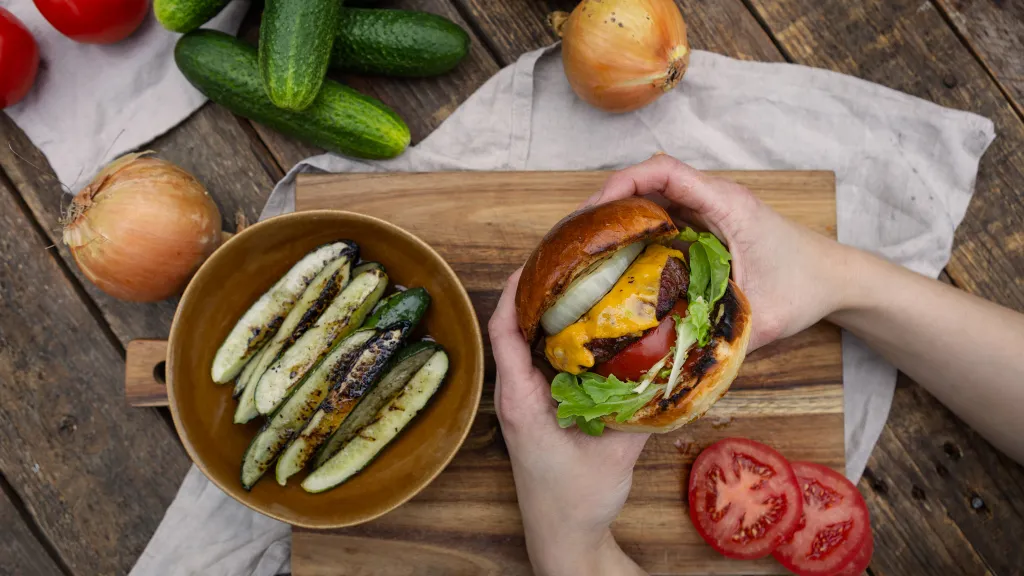 Kunnon burgeri ja grillattua avomaakurkkua