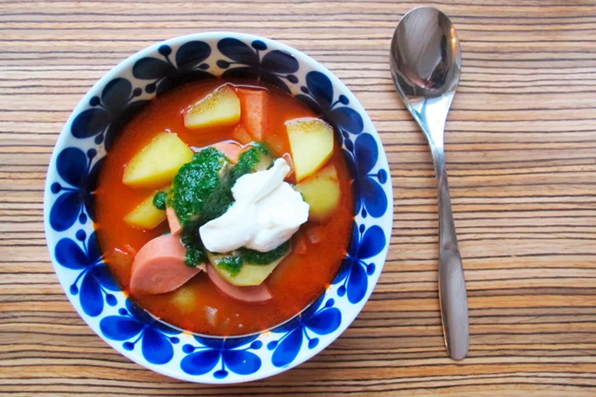 Riktigt korvgulasch med persilja och pepparrot