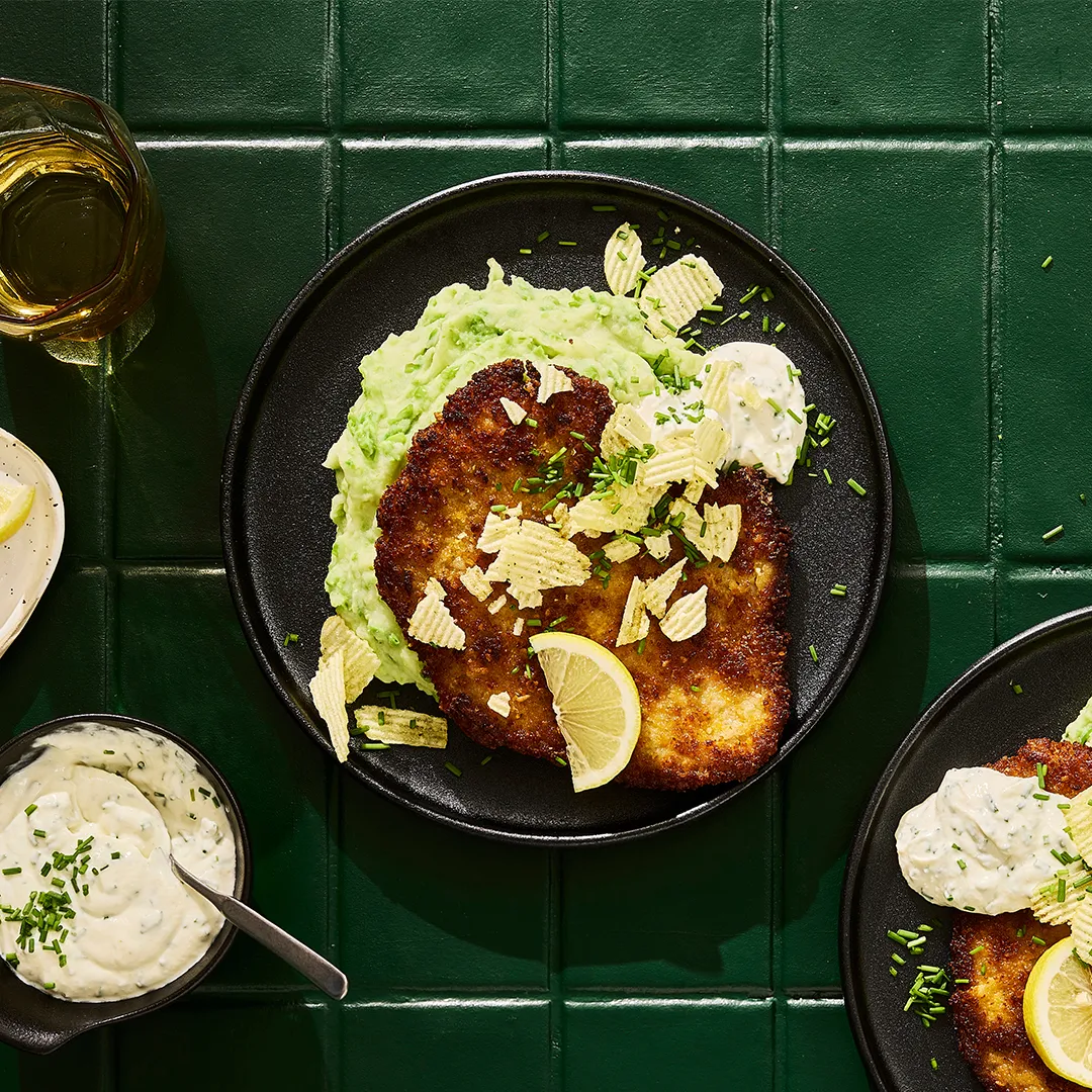 Wienerschnitzel med ärtpotatismos och sourcream & onion-sås