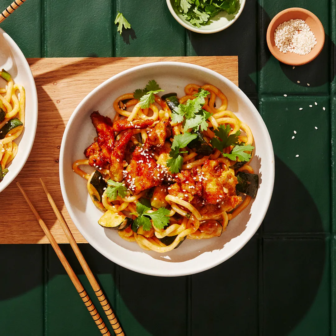 Udon-nudlar med teriyakigris och zucchini