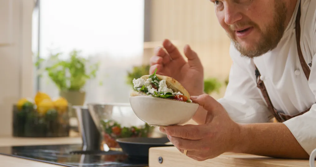 Gyros på fläskfilé med pitabröd, myntayoghurt, tomat- och löksallad och smulad fetaost