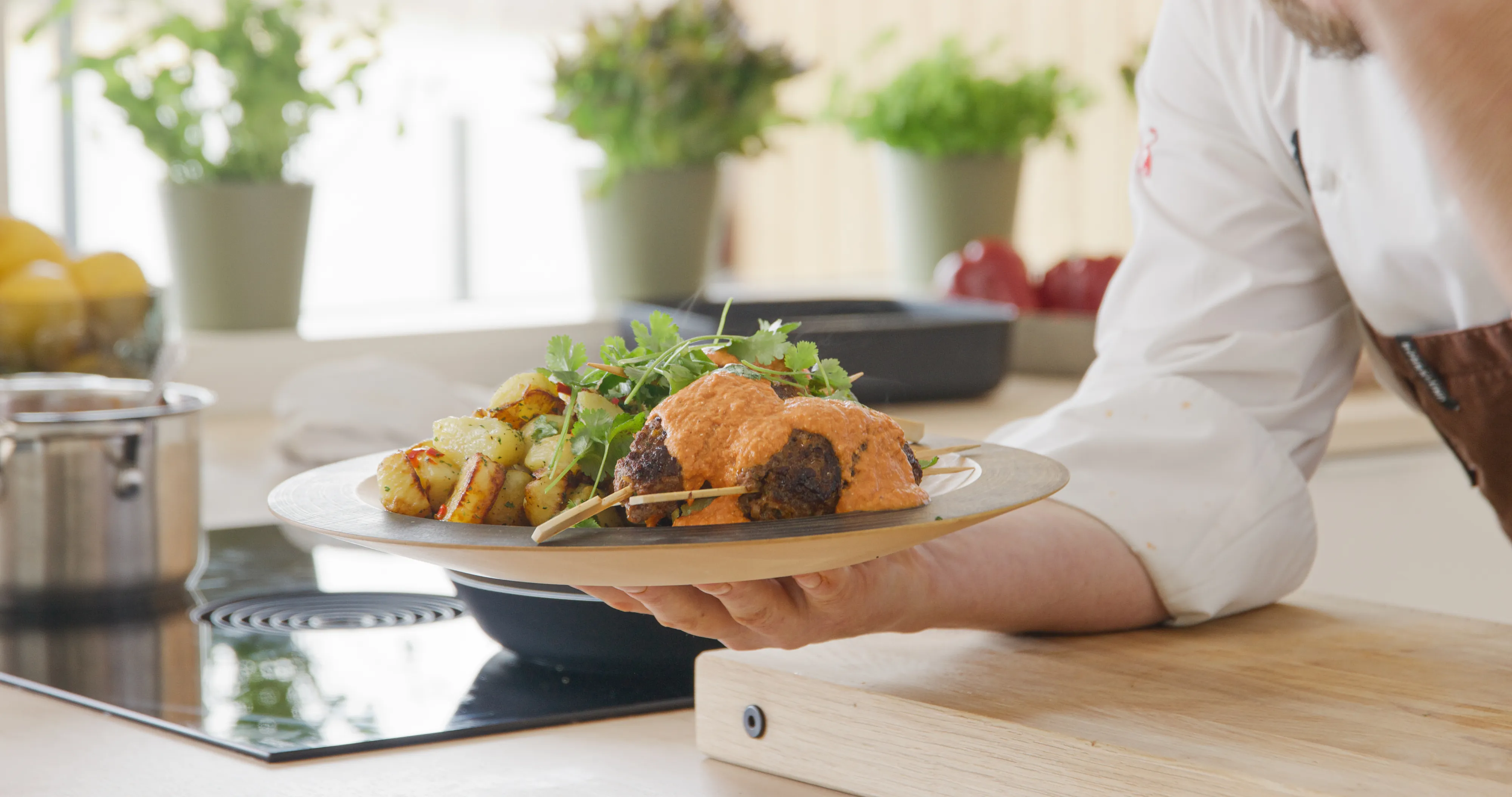 Turkiska grillspett med tomatig fetaostsås, krämig gurksallad och chilirostad potatis