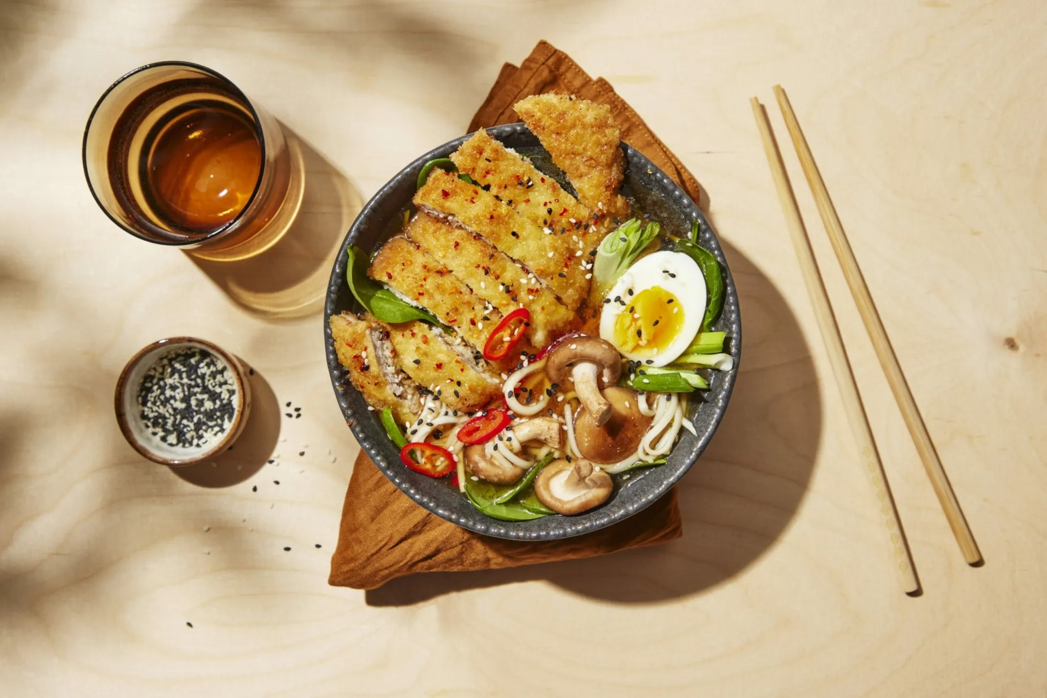 Mausteinen ramenkeitto ja chilipaneroitua possua