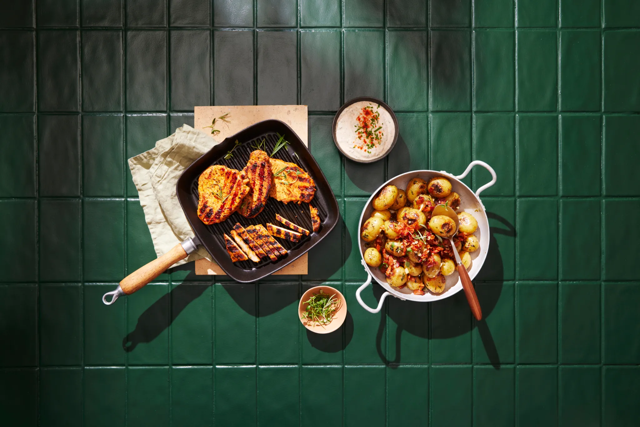 Paahdetut varhaisperunat ja possun fileepihvit