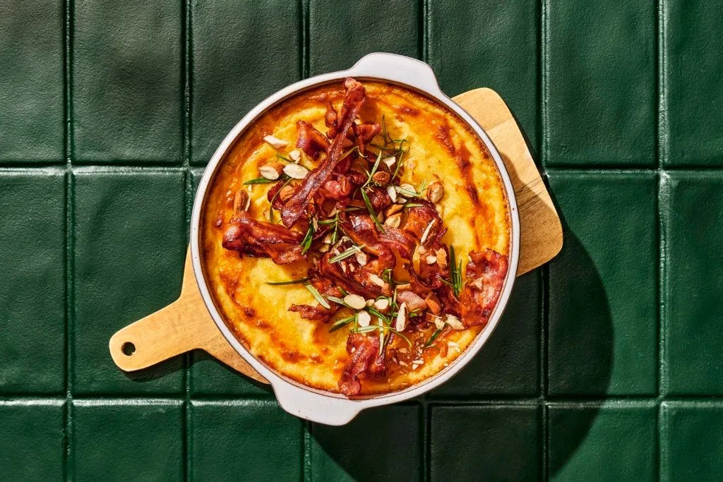 Samettinen perunalaatikko rapealla pekonilla