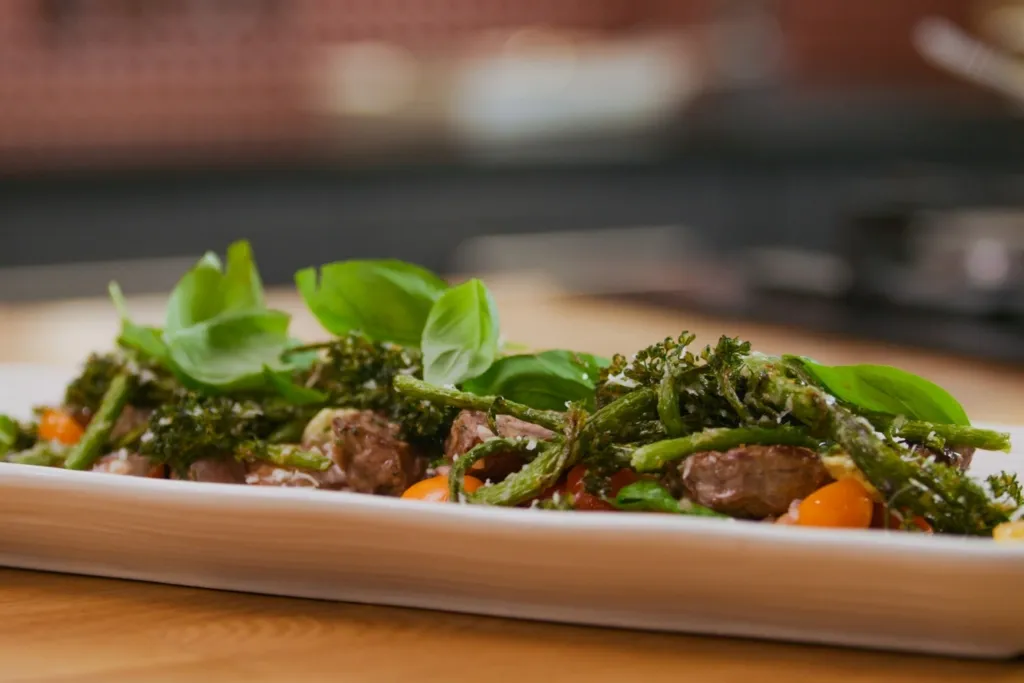 Naudan ulkofilee Micke Björklundin tapaan, tomaattisalaatin, broccolinin ja valkosipulivoin kera