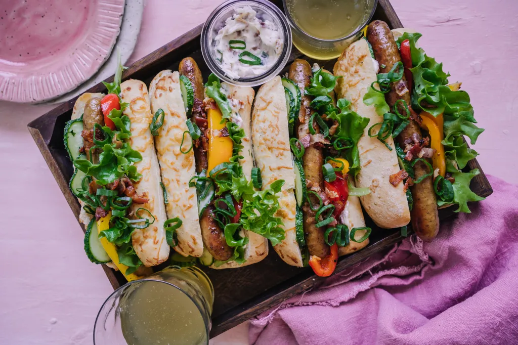 Salsicciasämpylät ja pikantti pekonimajoneesi
