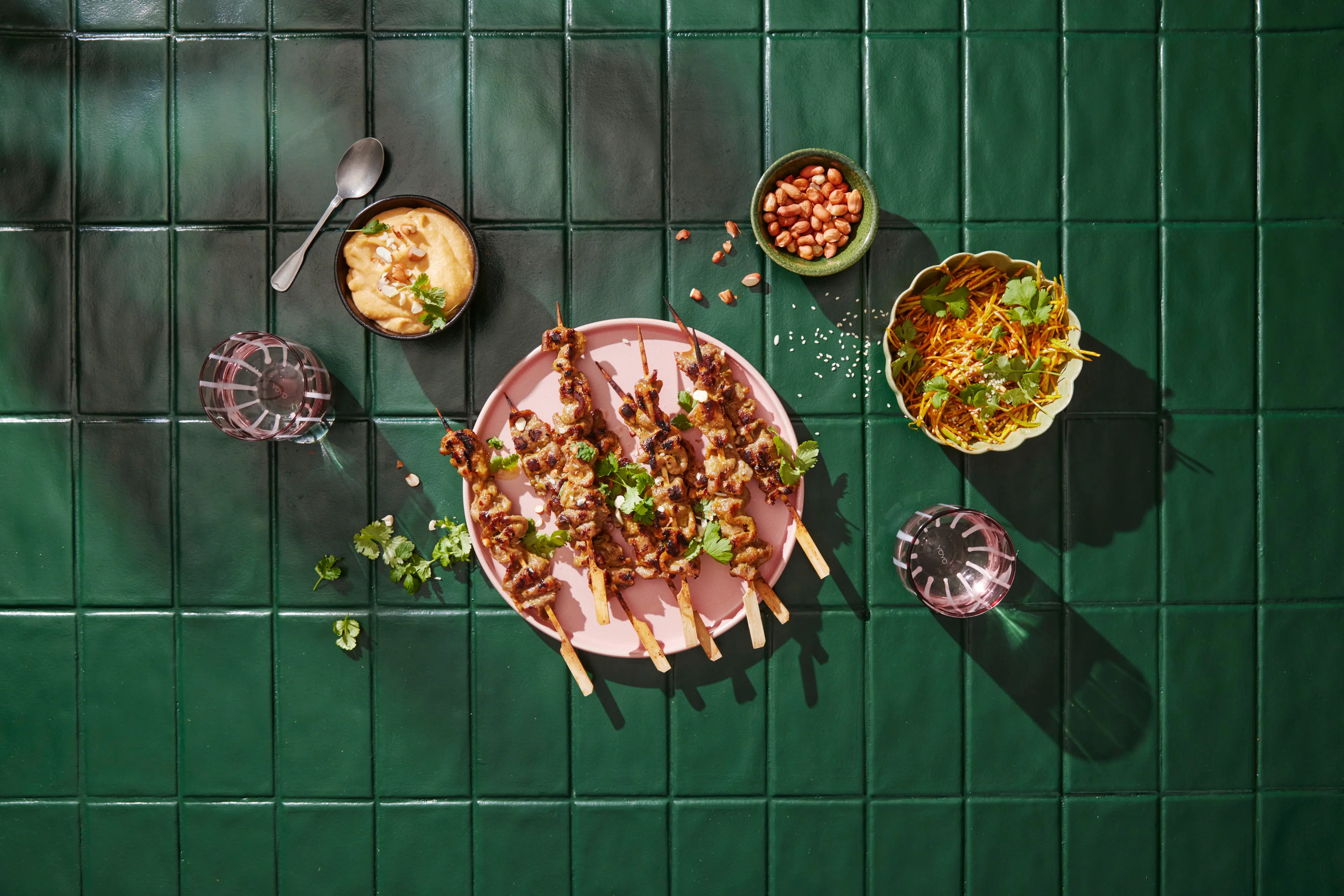 Grillade grisspett med jordnötssås