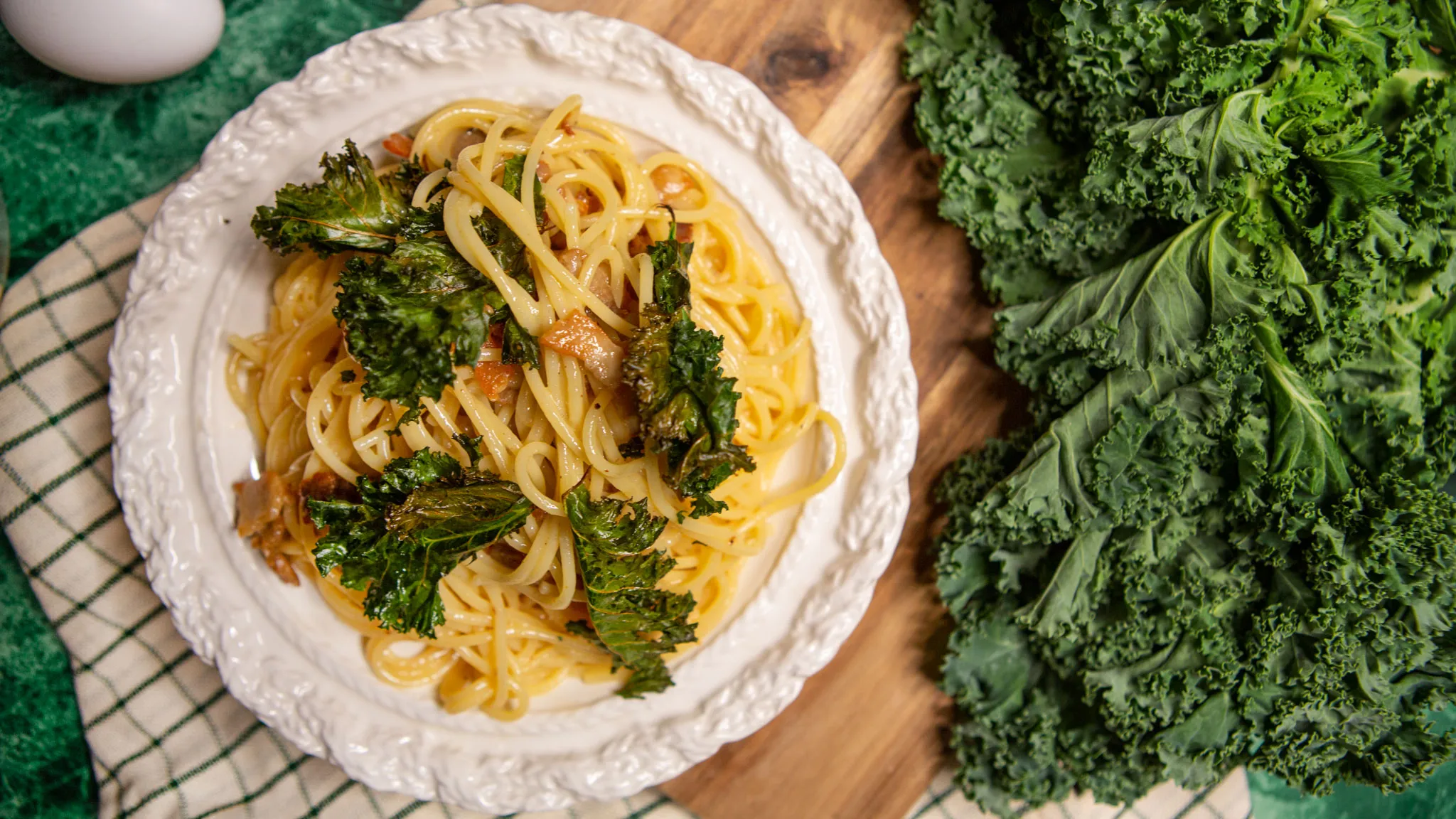 pasta carbonara ja lehtikaalisipsit