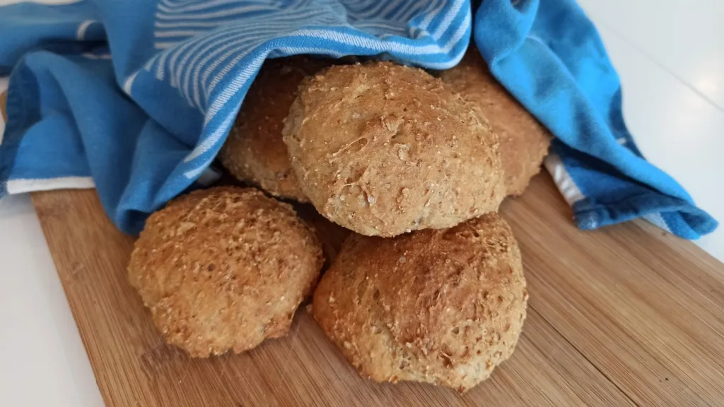 Enkla kalljästa semlor