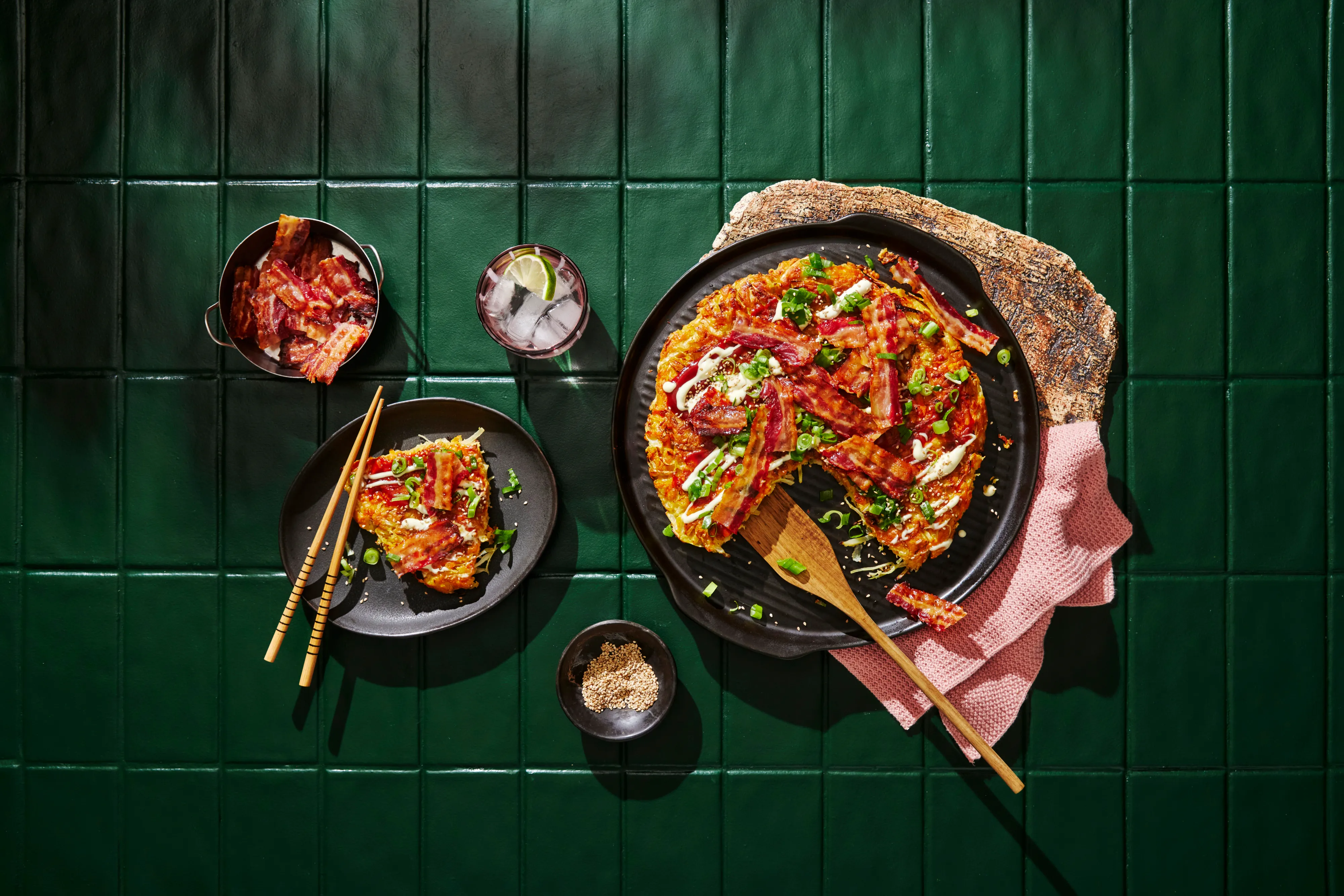 Okonomiyaki med krispigt lönnsirapsbacon