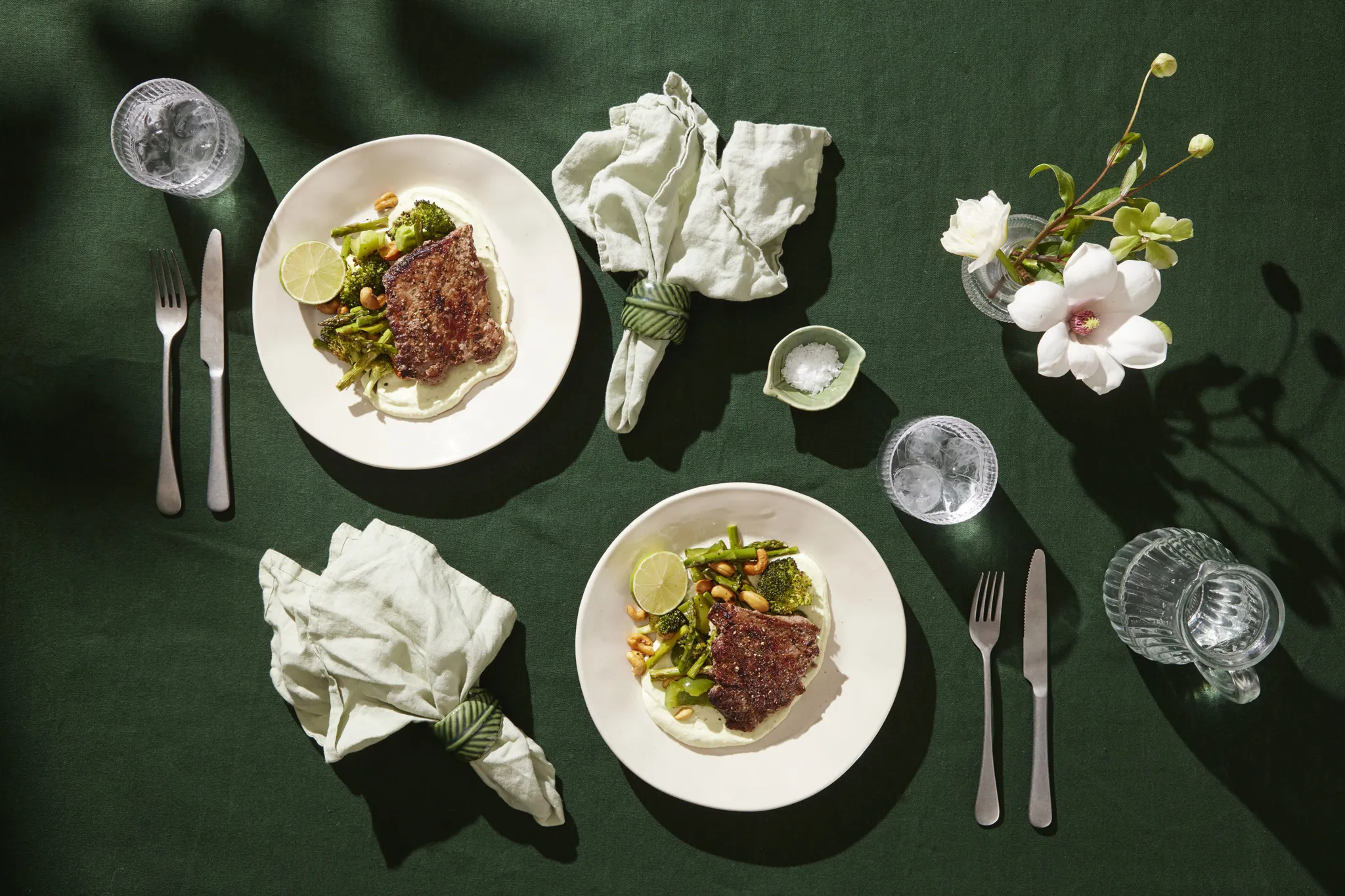 Naudan pippuripihvi, vaahdotettu jalapenofeta ja lämmin green goddess -salaatti
