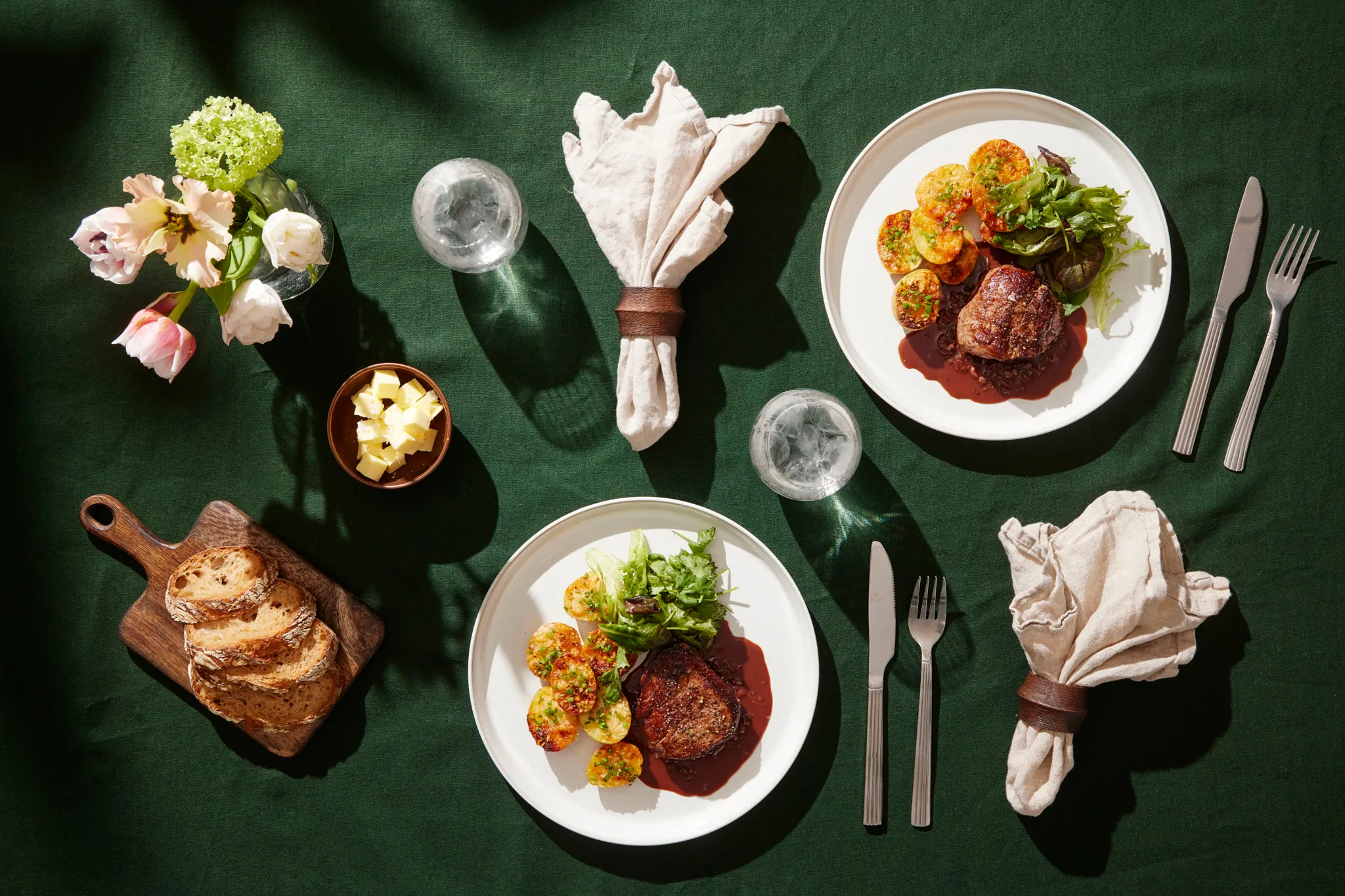 Naudan sisäfileepihvi, nopea punaviinikastike ja parmesaaniperunat
